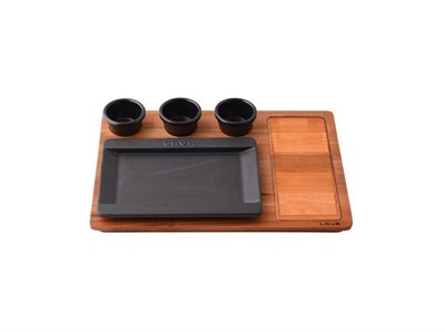 Lava Döküm   Dikdörtgen Servis Tabağı ve Ahşap altlığı. Siyah Renk. Ölçü 18x25cm.  (Bu ürüne Sos kapları dahil değildir)