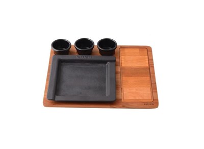 Lava Döküm   Kare Servis Tabağı ve Ahşap altlığı. Siyah Renk. Ölçü 22x22cm. (Bu ürüne Sos kapları dahil değildir)
