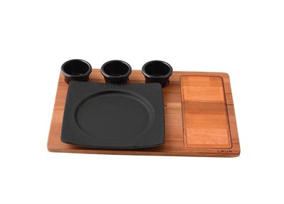 Lava Döküm   Kare Servis Tabağı ve Ahşap altlığı. Siyah Renk. Ölçü 21x21cm. (Bu ürüne Sos kapları dahil değildir)