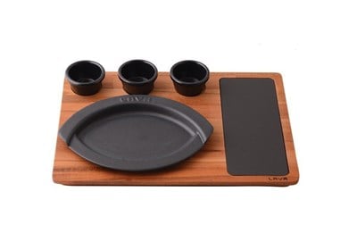 Lava Döküm   Oval Servis Tabağı, Ahşap altlığı ve Döküm demir plaka. Siyah Renk. Ölçü 18x25cm. (Bu ürüne Sos kapları dahil değil