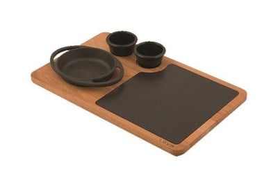 Lava Döküm   Yuvarlak Kulplu Tava, Ahşap ve Döküm Demir servis plakası. Çap12cm.(Bu ürüne sos kapları dahil değildir)