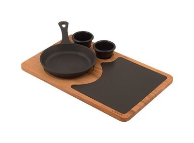 Lava Döküm   Yuvarlak Saplı Tava, Ahşap ve Döküm Demir servis plakası. Çap12cm.  (Bu ürüne sos kapları dahil değildir)