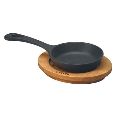 Lava Döküm   Yuvarlak Saplı Tava ve Ahşap Altlıklı. Çap12cm.