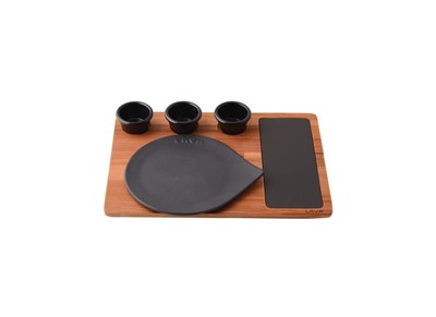 Lava Döküm   Yuvarlak Servis Tabağı, Ahşap altlığı ve Döküm demir plaka. Siyah Renk. Çap26cm.  (Bu ürüne Sos kapları dahil değil