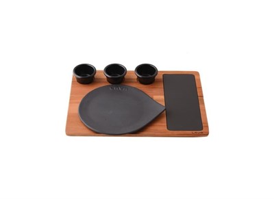 Lava Döküm   Yuvarlak Servis Tabağı, Ahşap altlığı ve Döküm demir plaka. Siyah Renk. Çap21cm.  (Bu ürüne Sos kapları dahil değil