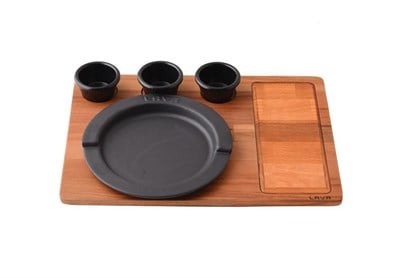 Lava Döküm   Yuvarlak Servis Tabağı ve Ahşap altlığı. Siyah Renk. Çap22cm.  (Bu ürüne Sos kapları dahil değildir)