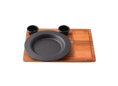 Lava Döküm   Yuvarlak Servis Tabağı ve Ahşap altlığı. Siyah Renk. Çap26cm.  (Bu ürüne Sos kapları dahil değildir)