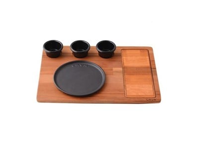 Lava Döküm   Yuvarlak Servis Tabağı ve Ahşap altlığı. Siyah Renk. Çap17cm.  (Bu ürüne Sos kapları dahil değildir)
