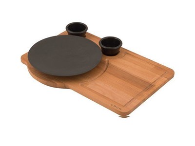Lava Döküm   Yuvarlak Tabak ve Ahşap altlık. Çap21cm. (Bu ürüne sos kapları dahil değildir)