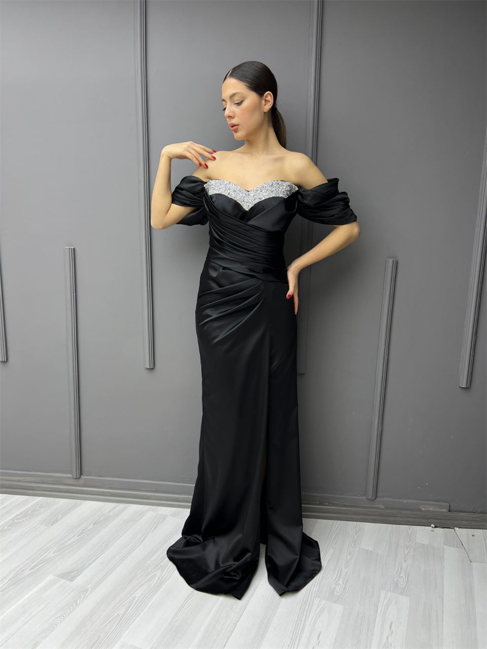 Düşük Kol Göğüs Taşlı Elbise Siyah