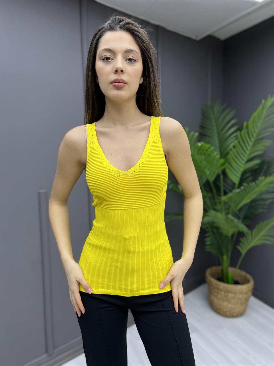 Kabartmalı V Yaka Askılı Sarı