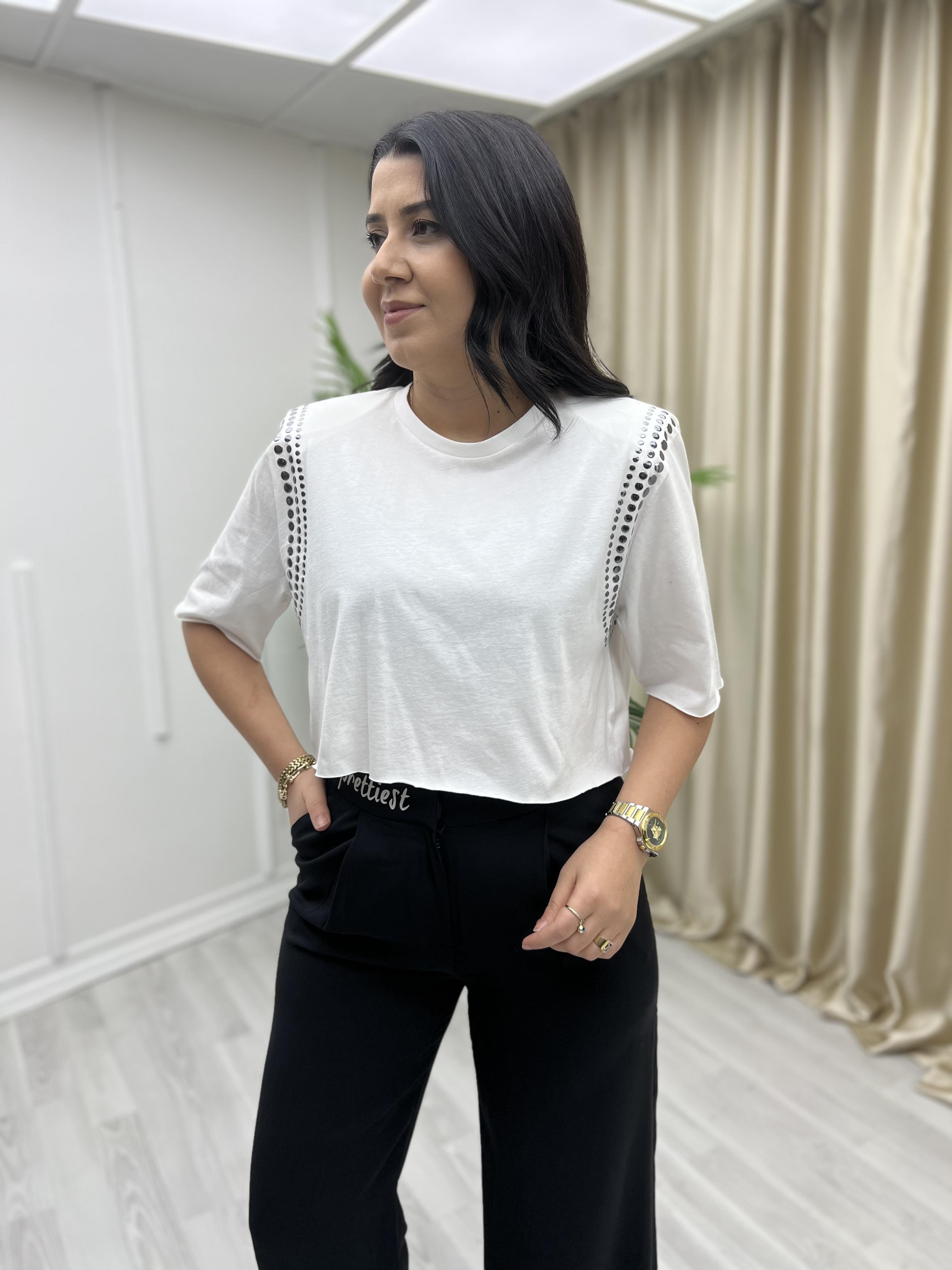 Quzu Omzu Zımbalı Crop Tişört Beyaz