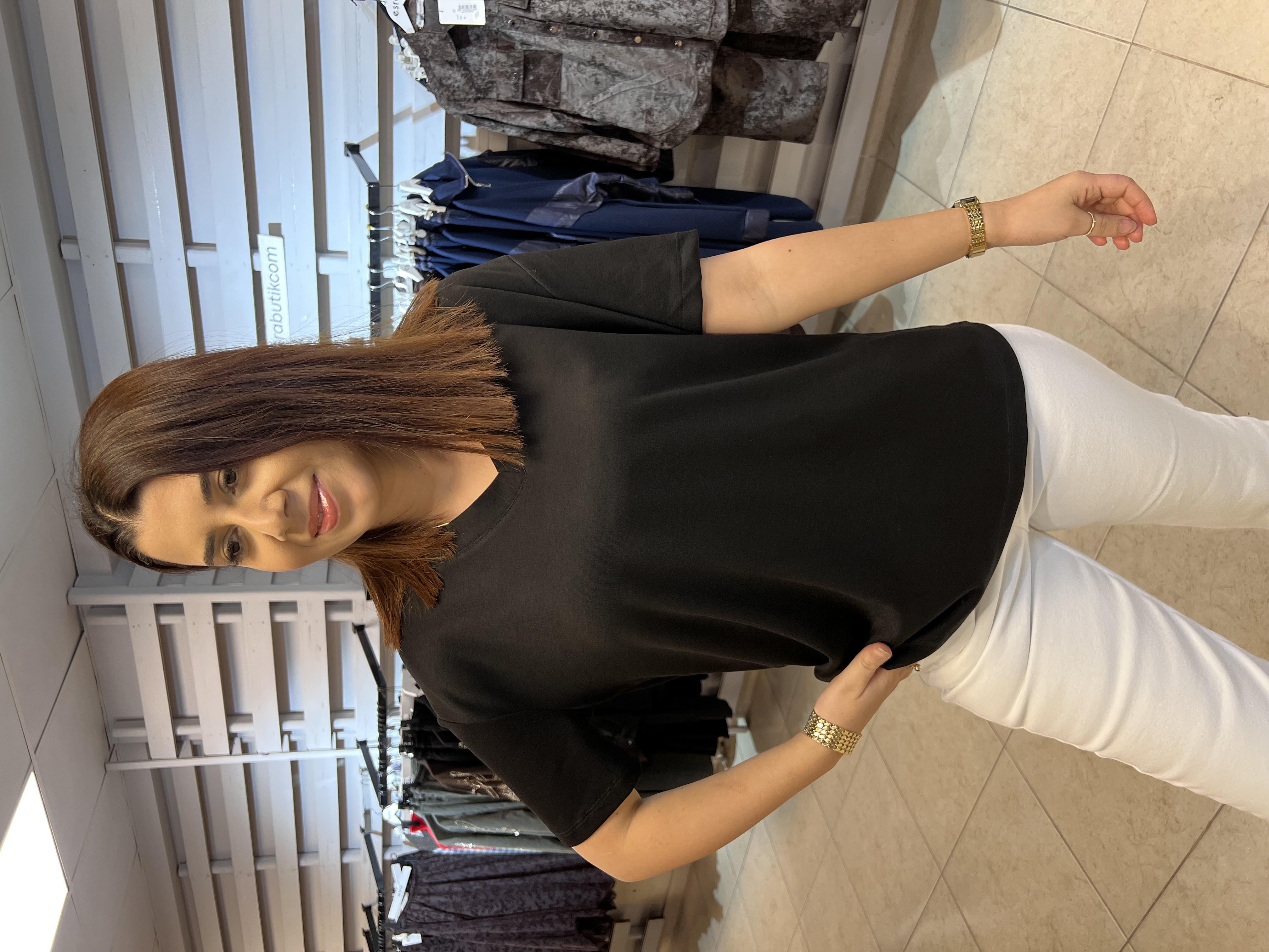 V Yaka Salaş Tişört Siyah