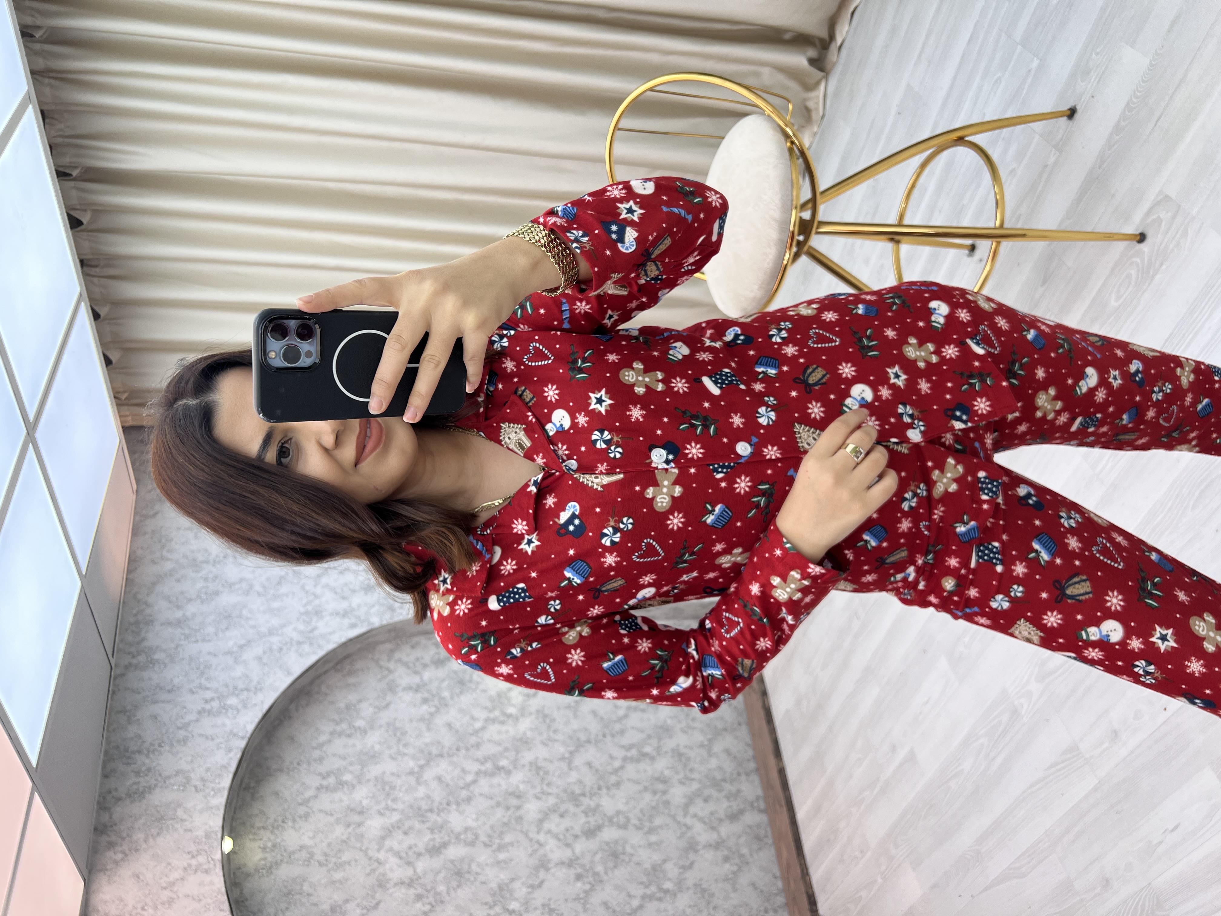 Yakalı Yılbaşı Figürlü Pijama Takımı Kırmızı