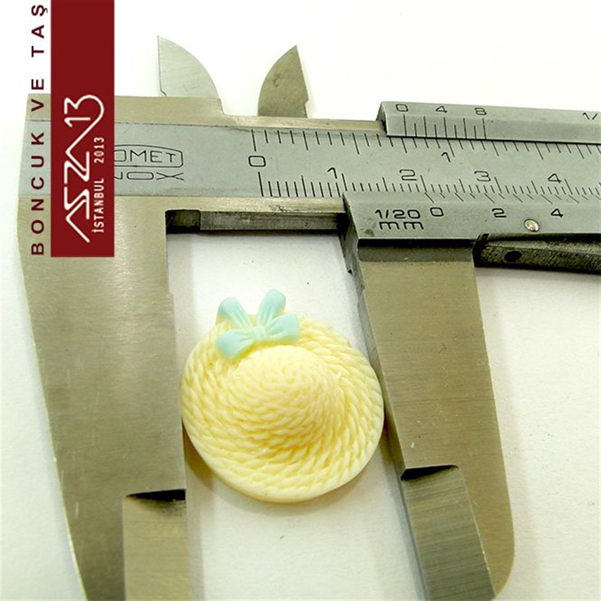 Akrilik, Krem Renk, 20x22 mm, Şapka Figürlü Yapıştırma Akrilik Taş / Paket İçeriği 1 Adet