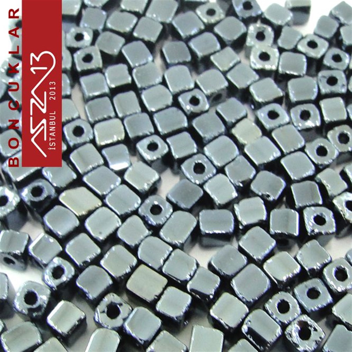 Metalik Koyu Füme Opak 2,6x2,6 mm Küp (Kare) Cam Boncuk / Paket İçeriği 300 Adet