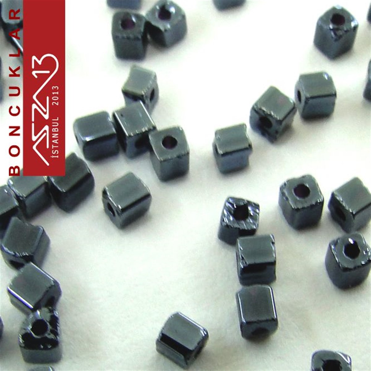 Metalik Koyu Füme Opak 2,0x2,0 mm Küp (Kare) Cam Boncuk / Paket İçeriği 780 Adet