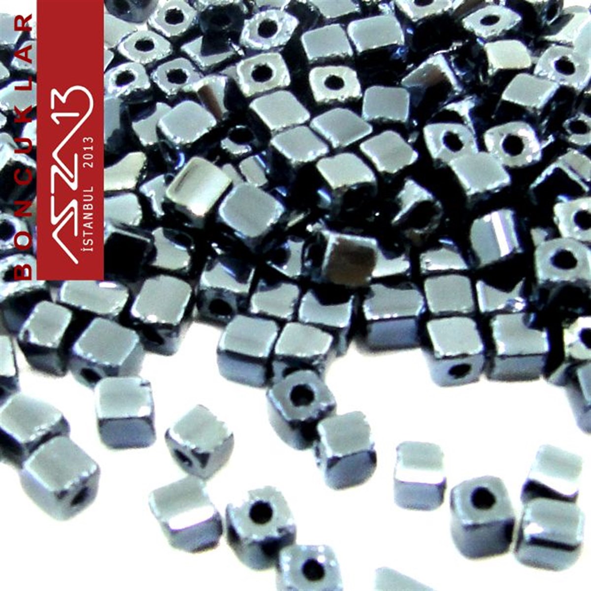 Metalik Koyu Füme Opak 2,6x2,6 mm Küp (Kare) Cam Boncuk / Paket İçeriği 300 Adet