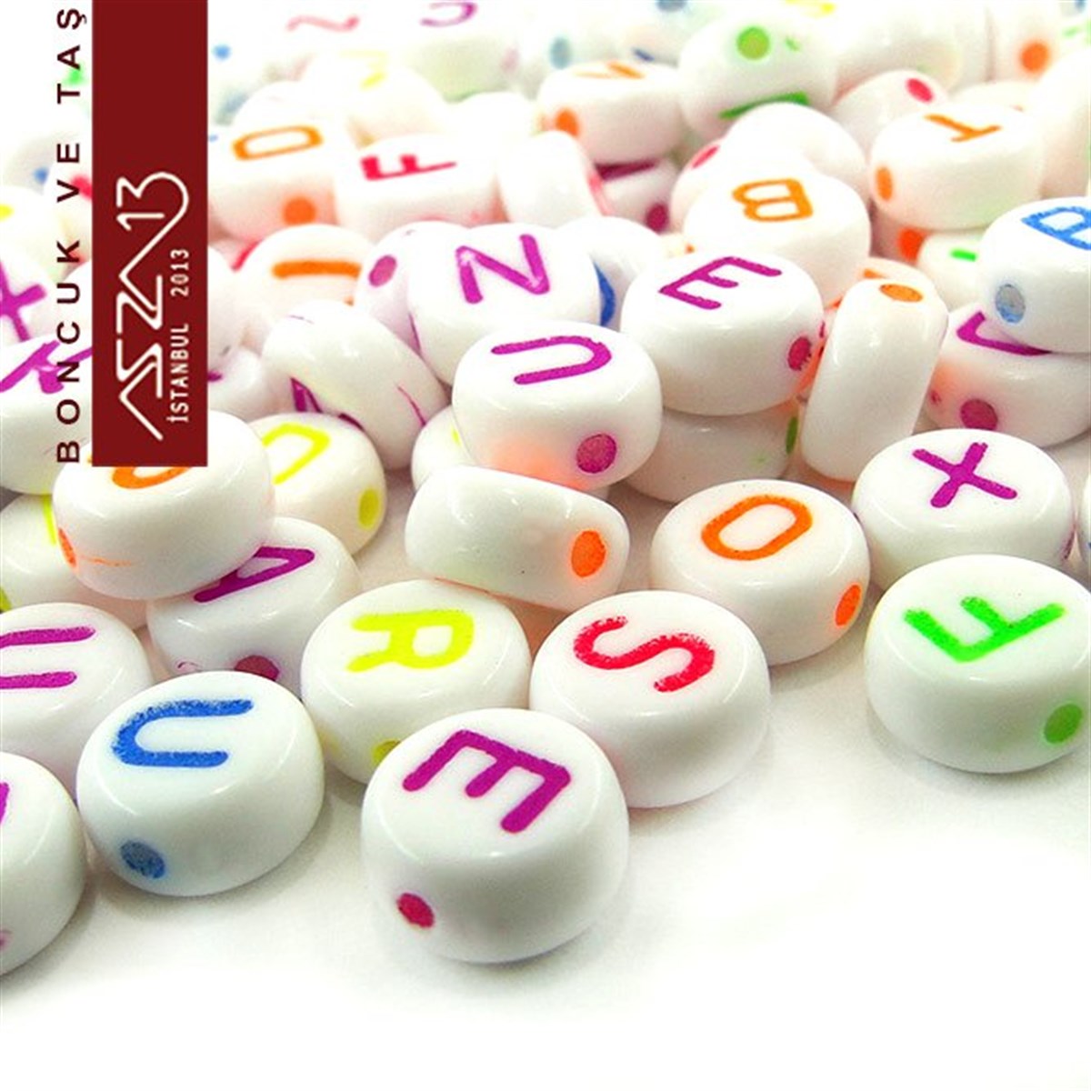 365 Adet 7 mm Beyaz Fon, Karışık Neon Renk Harfli Yassı Yuvarlak Boncuk (50 Gr)