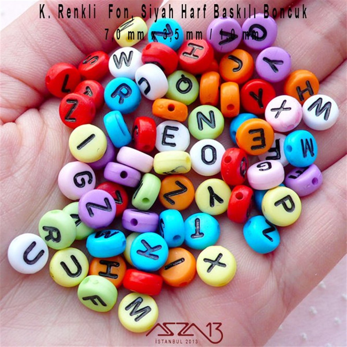 385 Adet 7 mm Karışık Renkli Fon, Siyah Harfli Yassı Yuvarlak Boncuk (50 Gr)