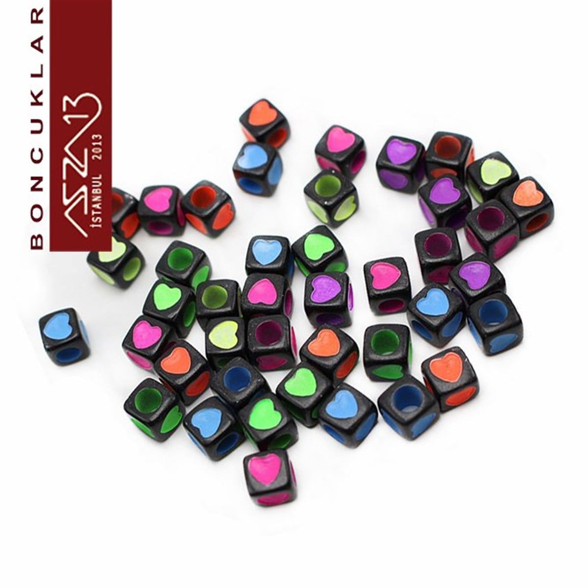 75 Adet 7 mm Siyah Fon, Karışık Renkli Kalpli Küp Boncuk (20 Gr)