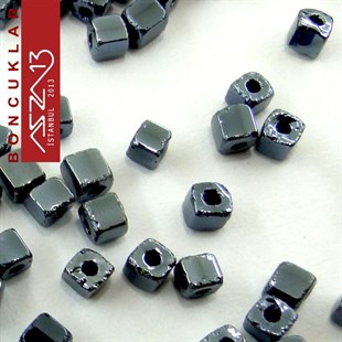 Metalik Koyu Füme Opak 2,6x2,6 mm Küp (Kare) Cam Boncuk / Paket İçeriği 300 Adet