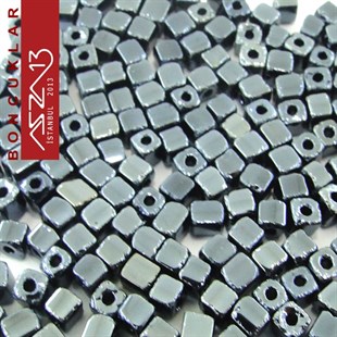 Metalik Koyu Füme Opak 2,6x2,6 mm Küp (Kare) Cam Boncuk / Paket İçeriği 300 Adet