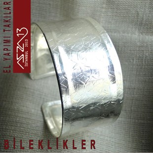 Gümüş Kaplamalı Yüzeyi Desenli 3 cm  Pirinç Bileklik