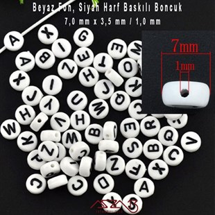365 Adet 7 mm Beyaz Fon, Siyah Renk Harfli Yassı Yuvarlak Boncuk (50 Gr)