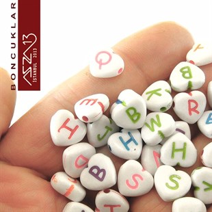 275 Adet 10,5 mm Beyaz Fon, Karışık Renkli Harfli Yassı Kalp Boncuk (100 Gr)
