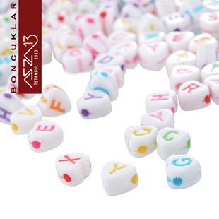 275 Adet 10,5 mm Beyaz Fon, Karışık Renkli Harfli Yassı Kalp Boncuk (100 Gr)