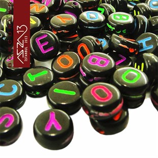 385 Adet 7 mm Siyah Fon, Karışık Neon Renkli Harfli Yassı Yuvarlak Boncuk (50 Gr)