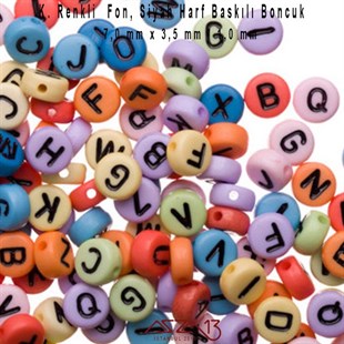 385 Adet 7 mm Karışık Renkli Fon, Siyah Harfli Yassı Yuvarlak Boncuk (50 Gr)