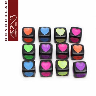 75 Adet 7 mm Siyah Fon, Karışık Renkli Kalpli Küp Boncuk (20 Gr)