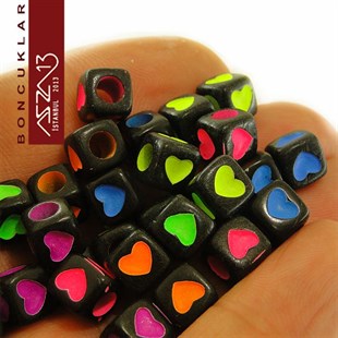75 Adet 7 mm Siyah Fon, Karışık Renkli Kalpli Küp Boncuk (20 Gr)