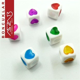 85 Adet 7 mm Beyaz Fon, Karışık Renkli Kalpli Küp Boncuk (20 Gr)
