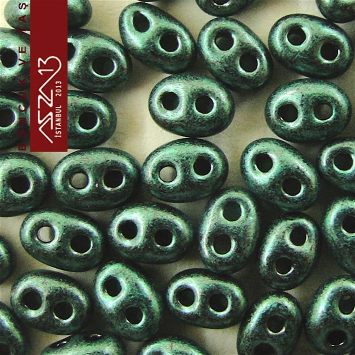 Cam Çift Delikli Twins BoncukBONCUK ve TAŞPreciosa65 Adet 2,5x5 mm Metalik Orman Yeşili Renkli Twin Cam Boncuk (3,8 gr)
