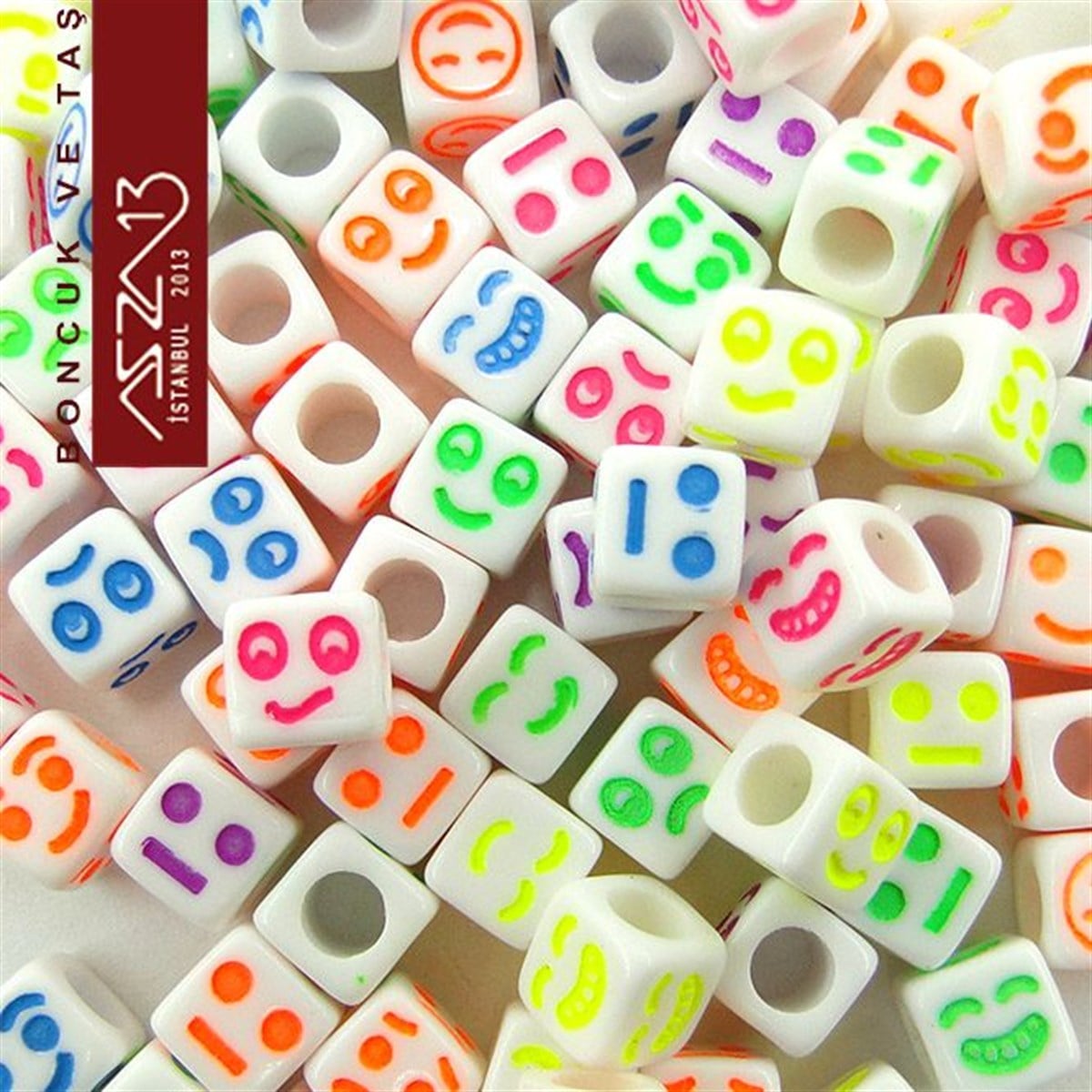 Harfli, Figürlü, Burçlu Küp ve Yuvarlak BoncuklarBONCUK ve TAŞMarkasız110 Adet 6 mm Beyaz Fon, Karışık Renkli Karışık Yüz İfadeleri Küp Boncuk (20 Gr)