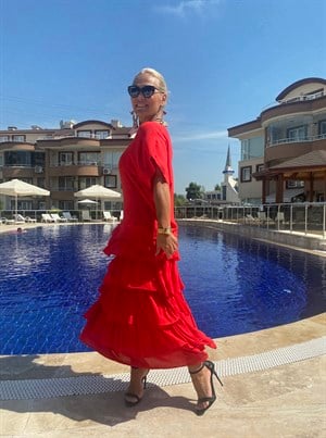 410629 ETEĞİ KAT KAT KIRMIZI ELBİSE 