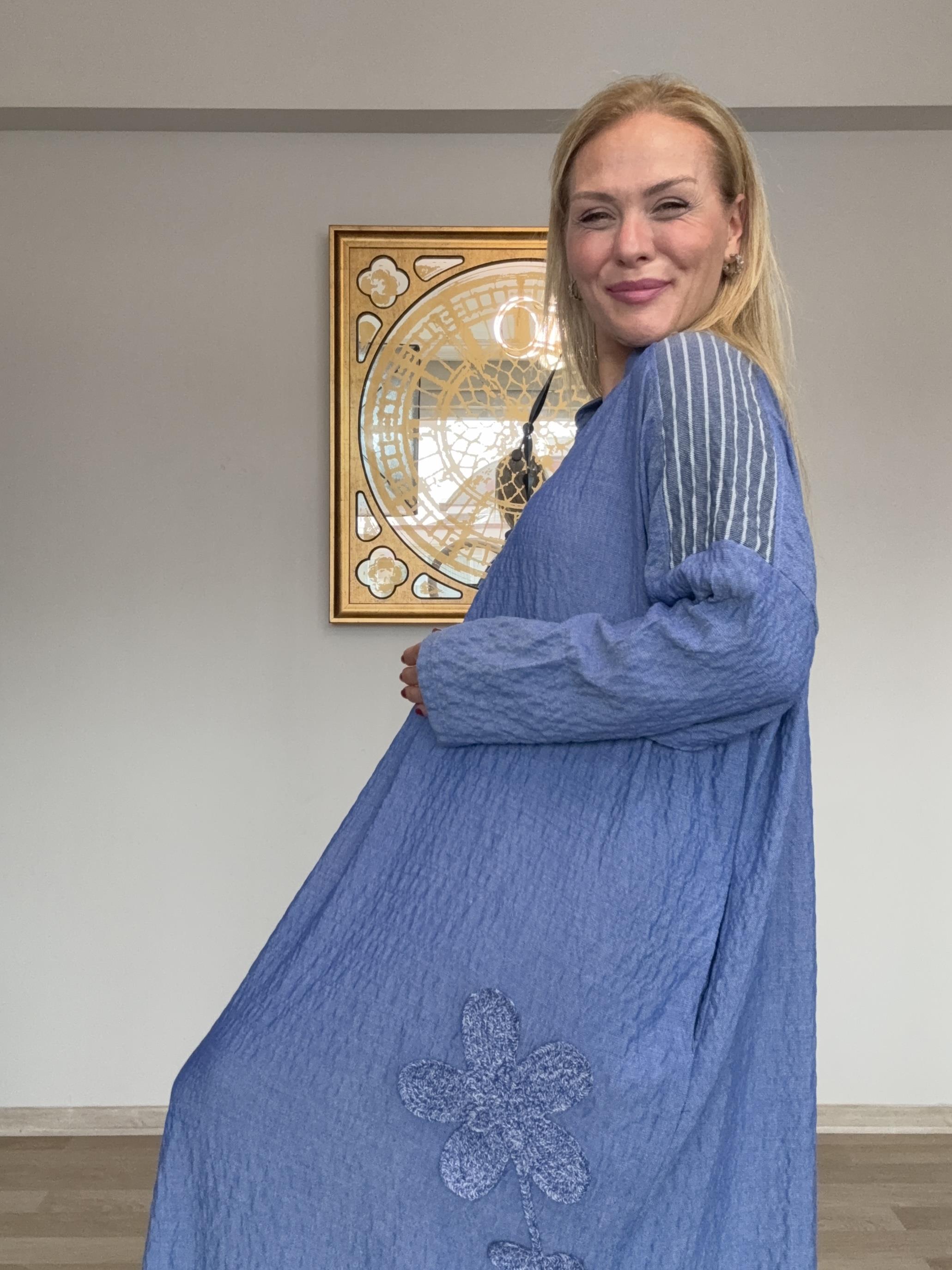 711 Gofre Kumaş Çiçek Detaylı Elbise