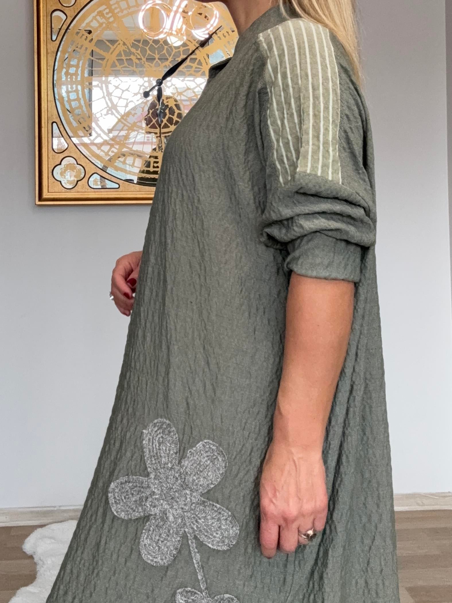 712 Gofre Kumaş Çiçek Detaylı Elbise