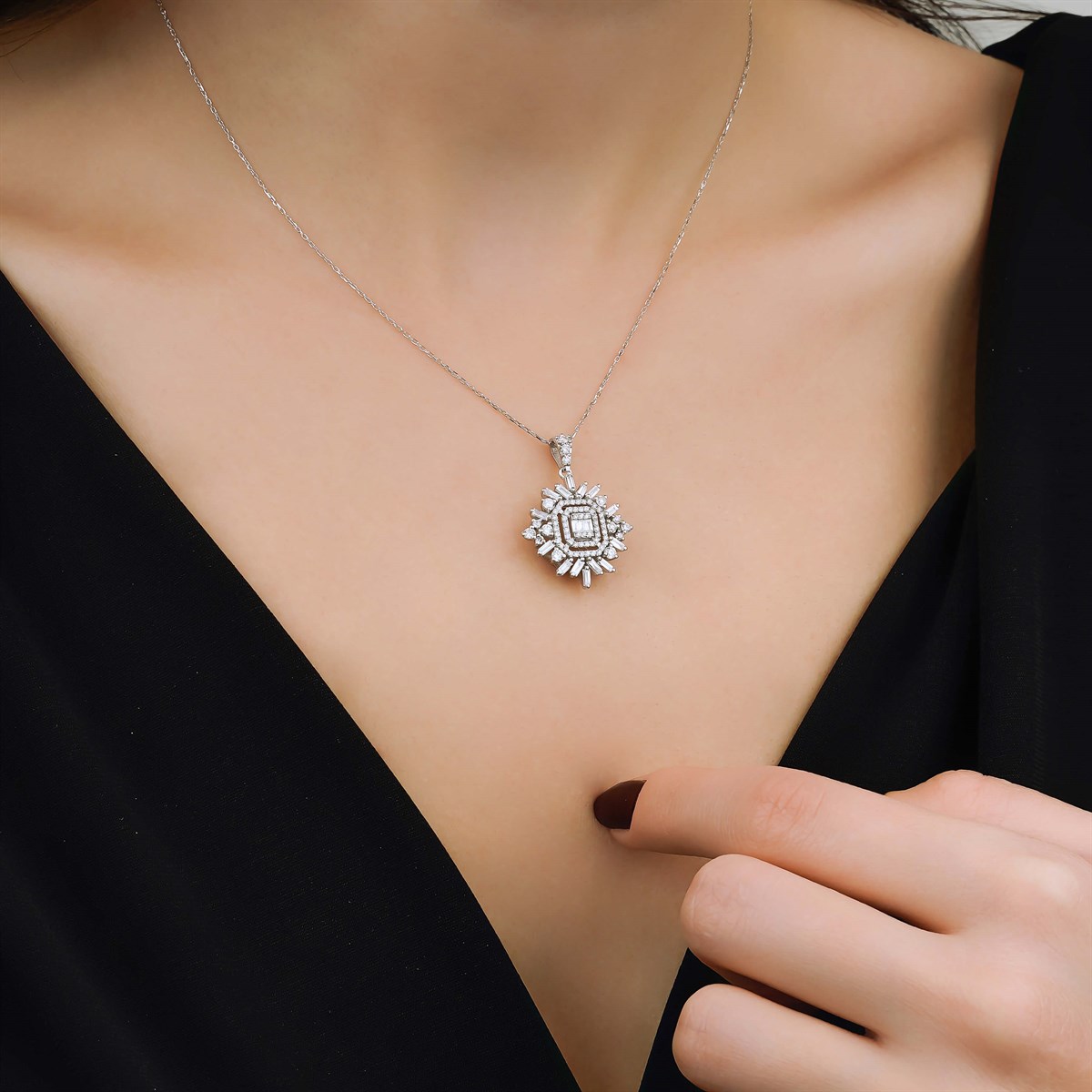 1,02 KARAT BAGET KOLYE