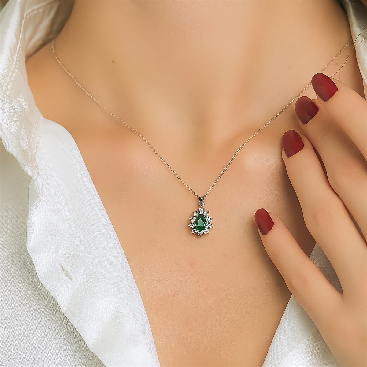 Pırlanta KolyeYeni Yıl Kolleksiyonu KolyeEMERALD DAMLA KOLYE
