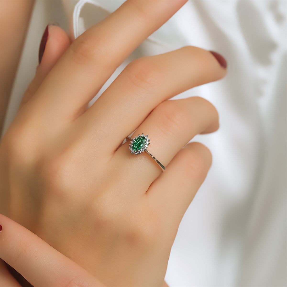 Pırlanta YüzükYeni Yıl Kolleksiyonu YüzükEMERALD OVAL YÜZÜK