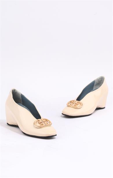 Kadın Bej Aksesuarlı Dolgu Topuk Ayakkabı