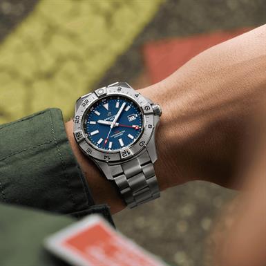 Breitling AVENGER AVENGER AUTOMATIC GMT 44