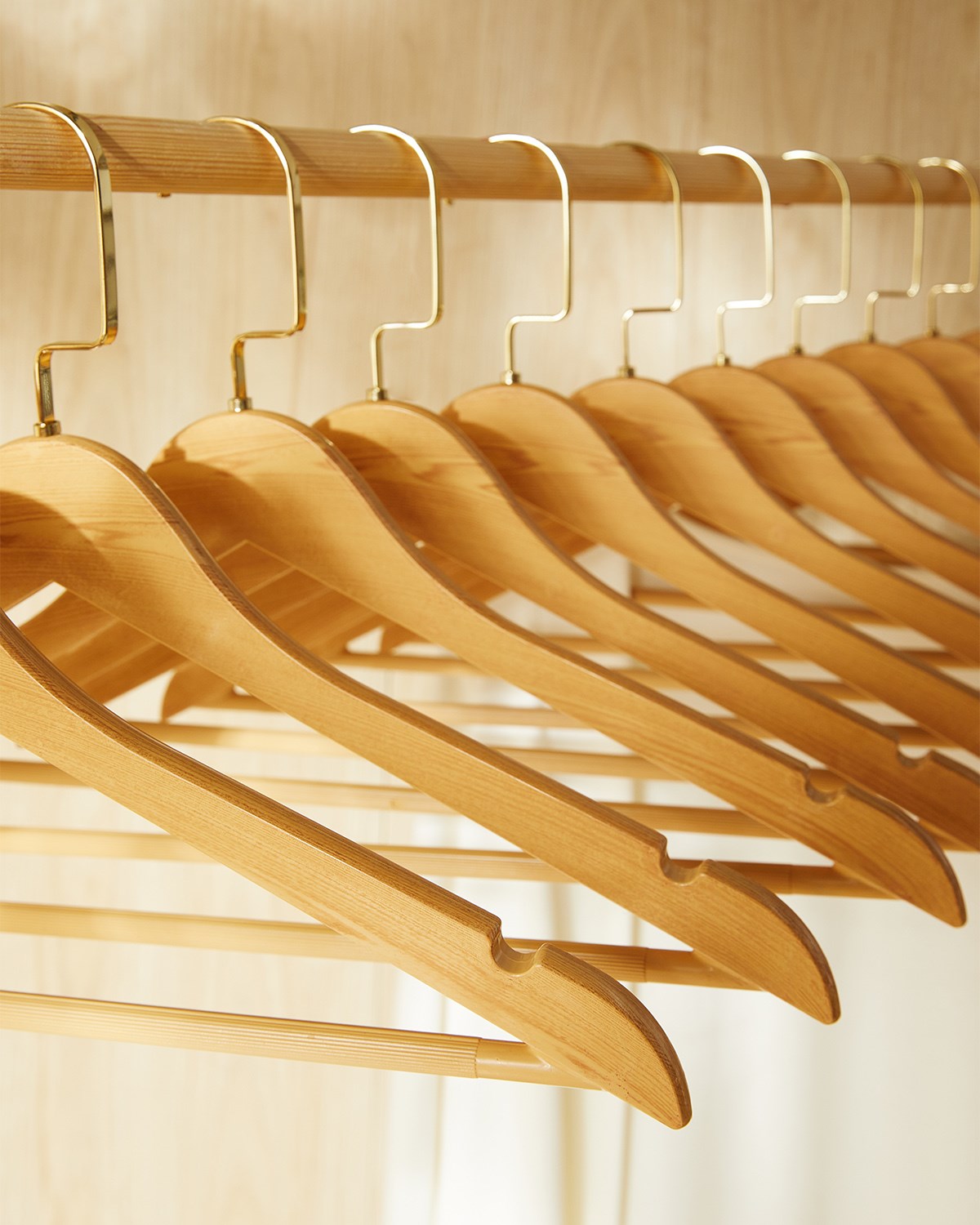 12li Altın Kancalı Ahşap Görünümlü Plastik Giysi Askısı 25 x 44.5 x 1 cm