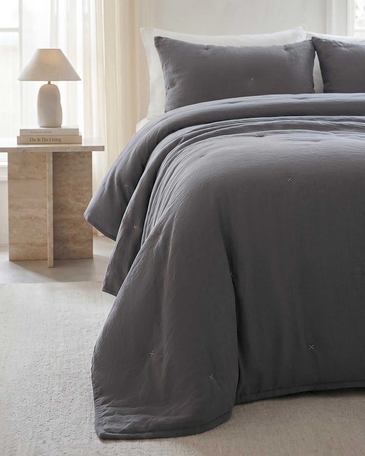 Nakışlı Antrasit Çift Kişilik Yatak Örtüsü Seti 1 Adet 250 x 230 / 2 Adet 50 x 70 cm