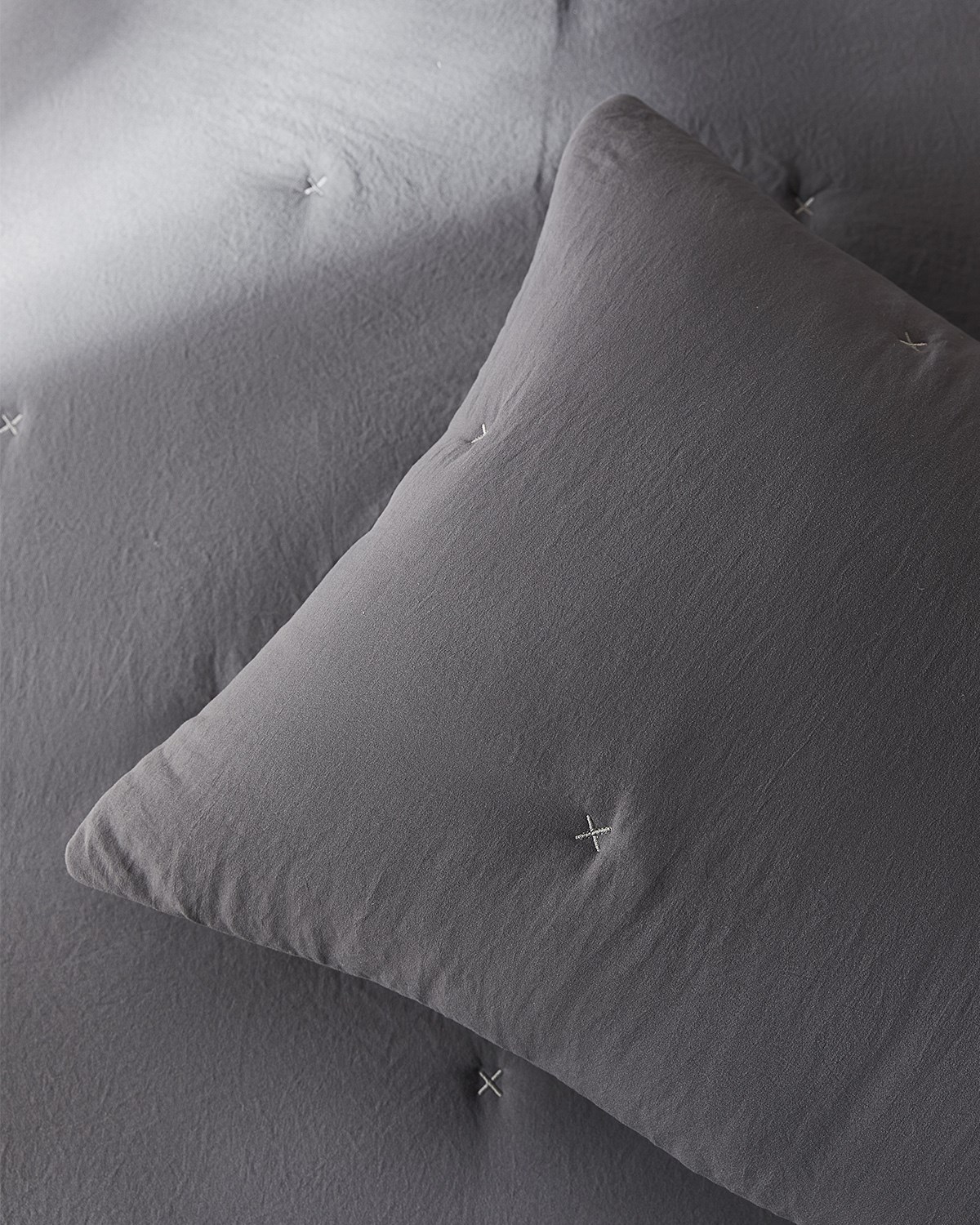 Nakışlı Antrasit Çift Kişilik Yatak Örtüsü Seti 1 Adet 250 x 230 / 2 Adet 50 x 70 cm