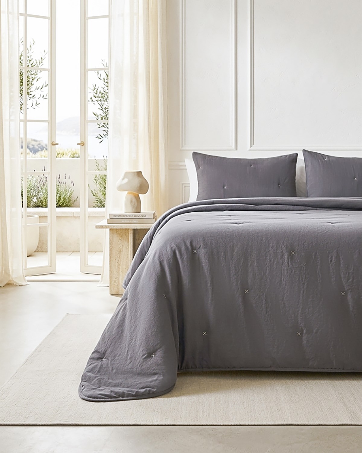 Nakışlı Antrasit Çift Kişilik Yatak Örtüsü Seti 1 Adet 250 x 230 / 2 Adet 50 x 70 cm